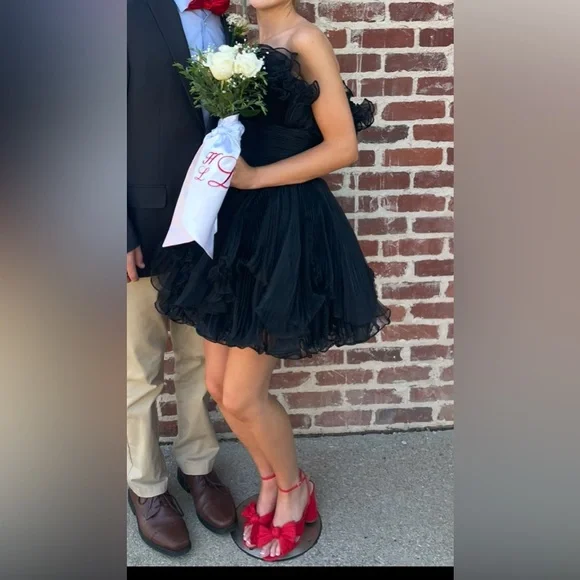 Elegant Black Strapless Ruffled Dress - Picture 4 of 4